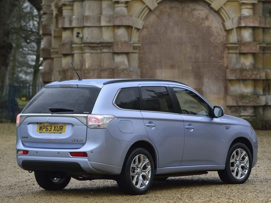  Mitsubishi Outlander PHEV 2014 года  (UK) (фото 2 из 19)